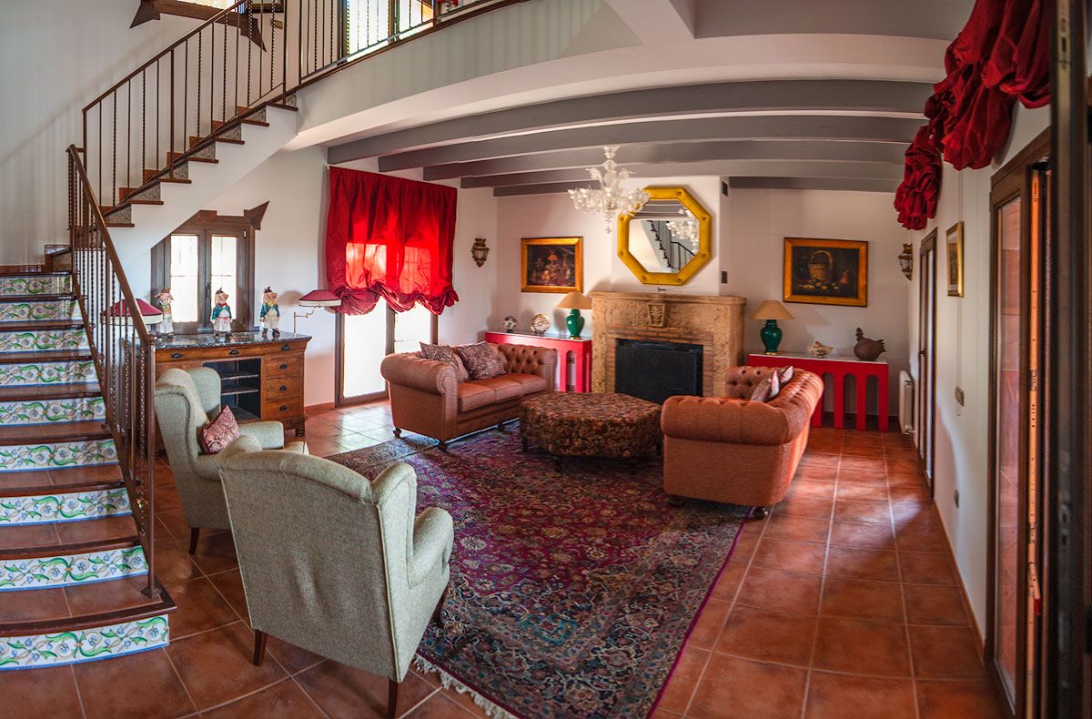 Salón con chimenea